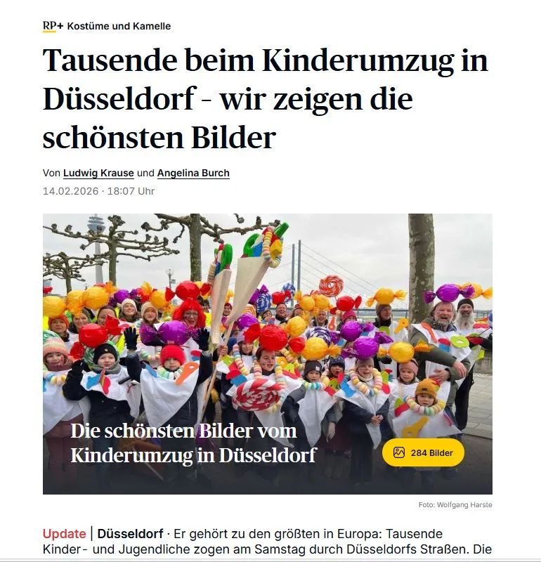 Kinder und Erwachsene in bunten Süßigkeitenkostümen mit großen Bonbon-Requisiten bei einem Umzug draußen