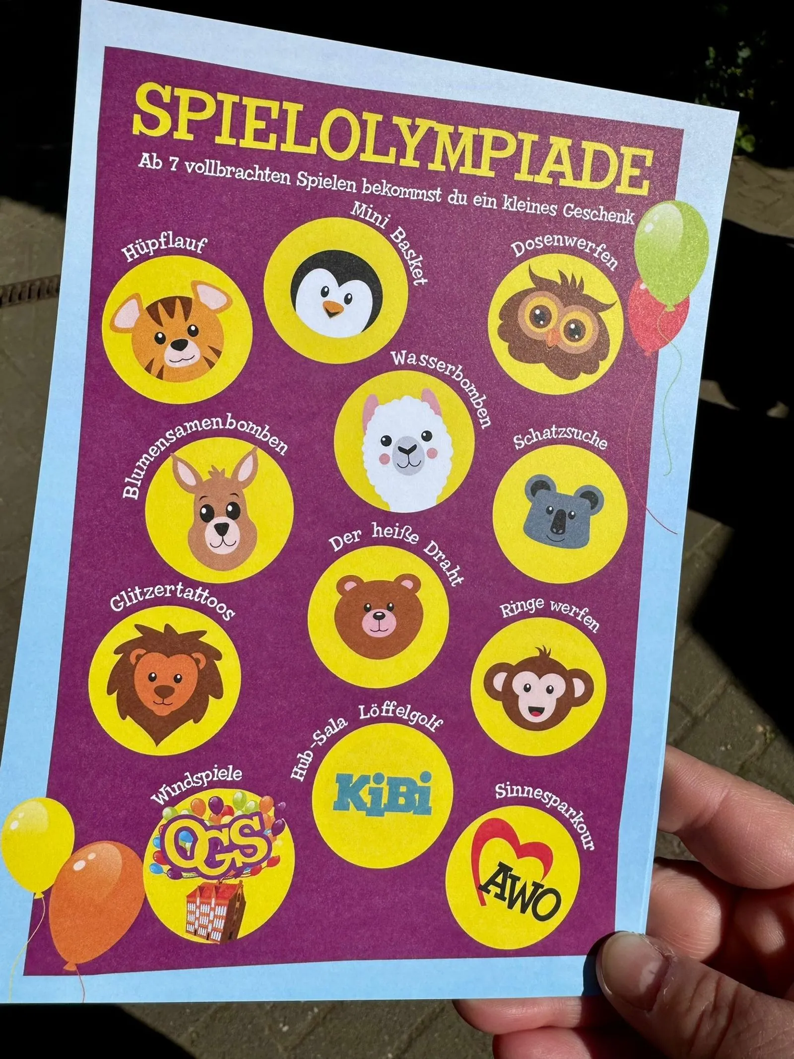 Buntes Flyer "SPIELOLYMPIADE" mit kreisförmigen Tier-Icons, Luftballons und Hand am rechten Rand