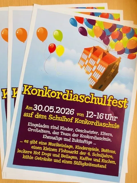 Bunte Plakate für Konkordiaschulfest mit fliegendem Haus an Luftballons und Veranstaltungsdaten