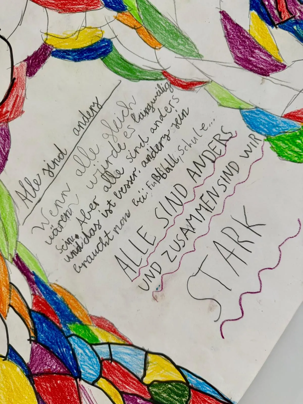 Handschriftlicher Text "ALLE SIND ANDERS UND ZUSAMMEN SIND WIR STARK" umgeben von bunten, verschlungenen Farbflächen